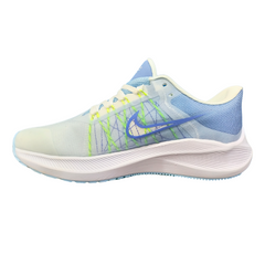 Left side profile of Nike Zoom Winflo 10 emphasizing lightweight build and enhanced arch support.